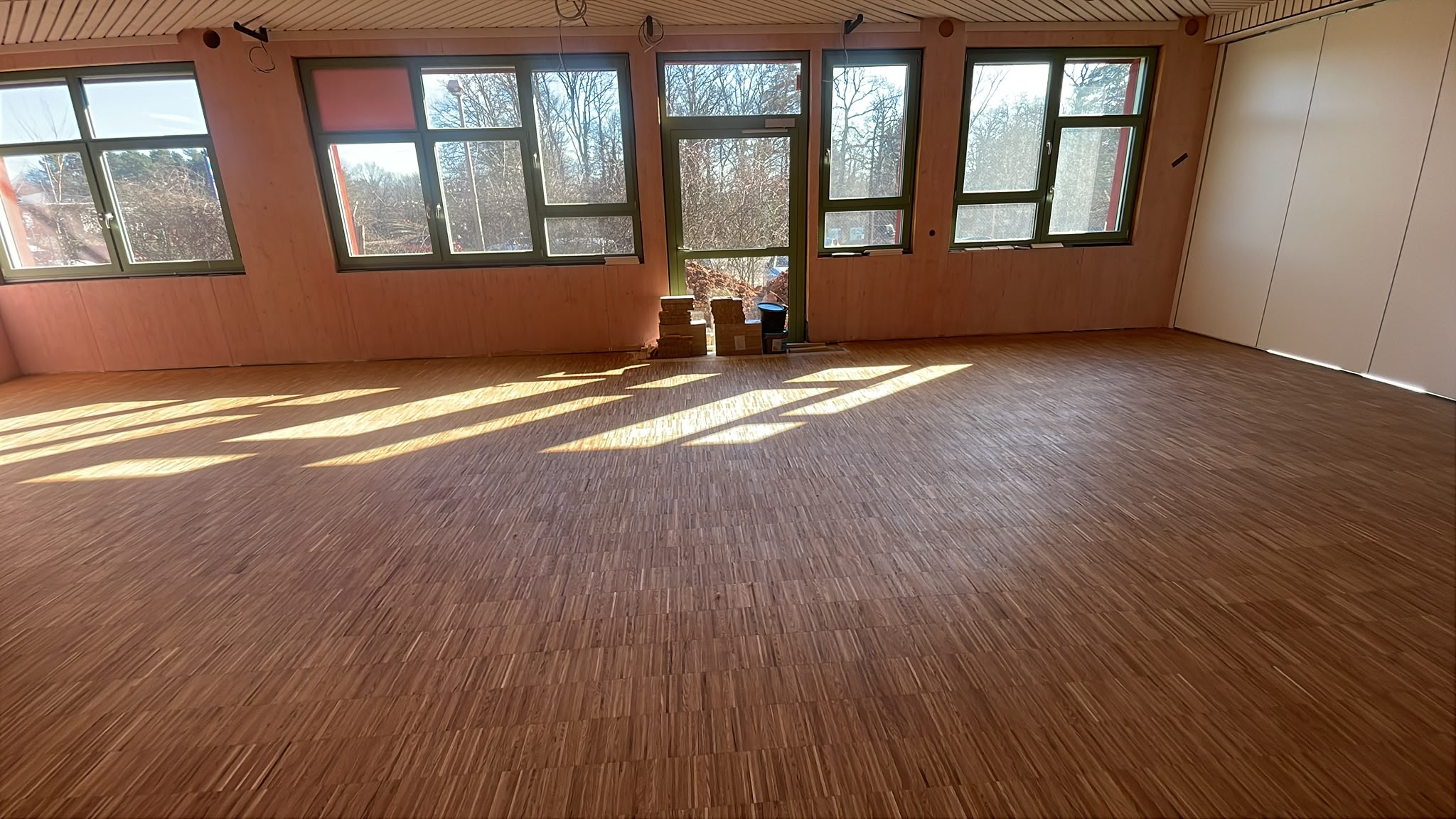 Hochkantlamellen-Parkettboden aus Eiche in großem, hellem Raum
