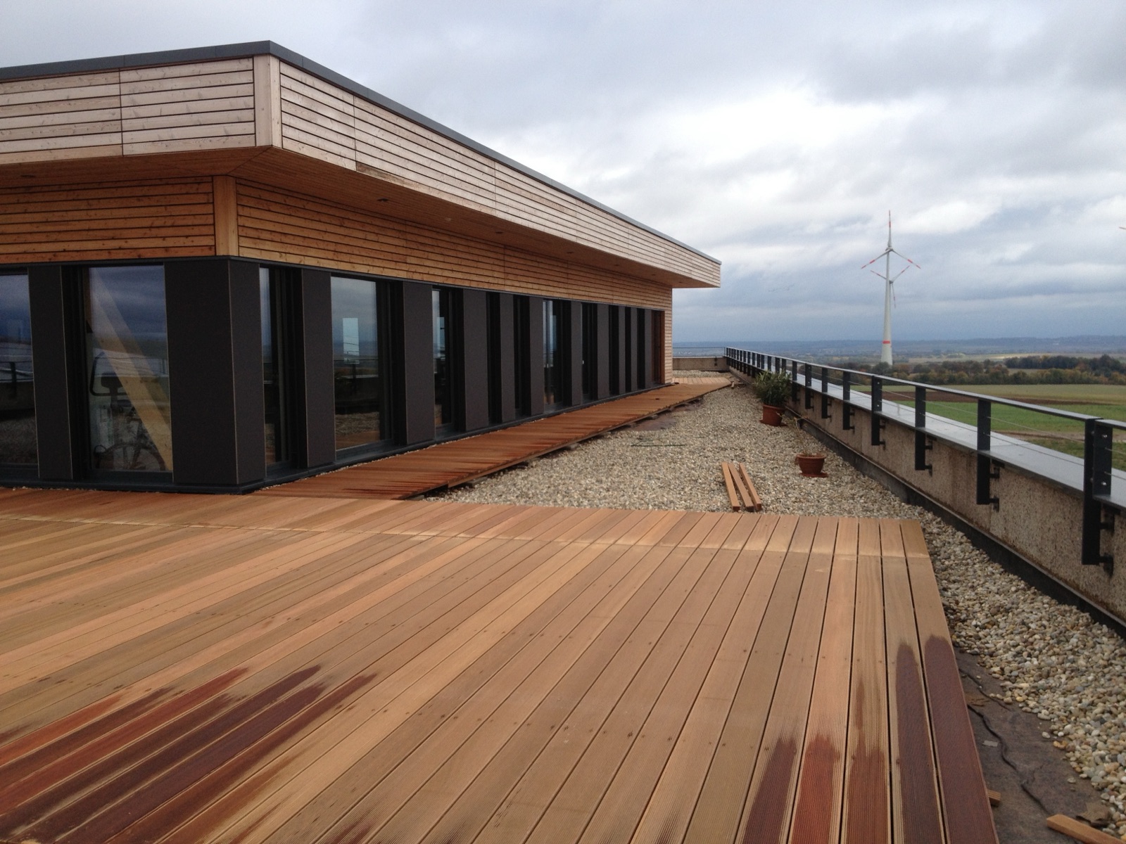 Große Holzterrasse an einem modernen Gebäude mit Weitblick