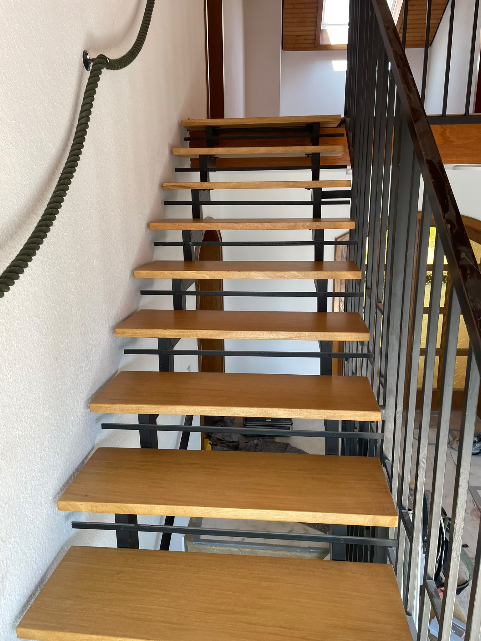 Freitragende Stahltreppe mit neuen Eichenstufen und Geländer