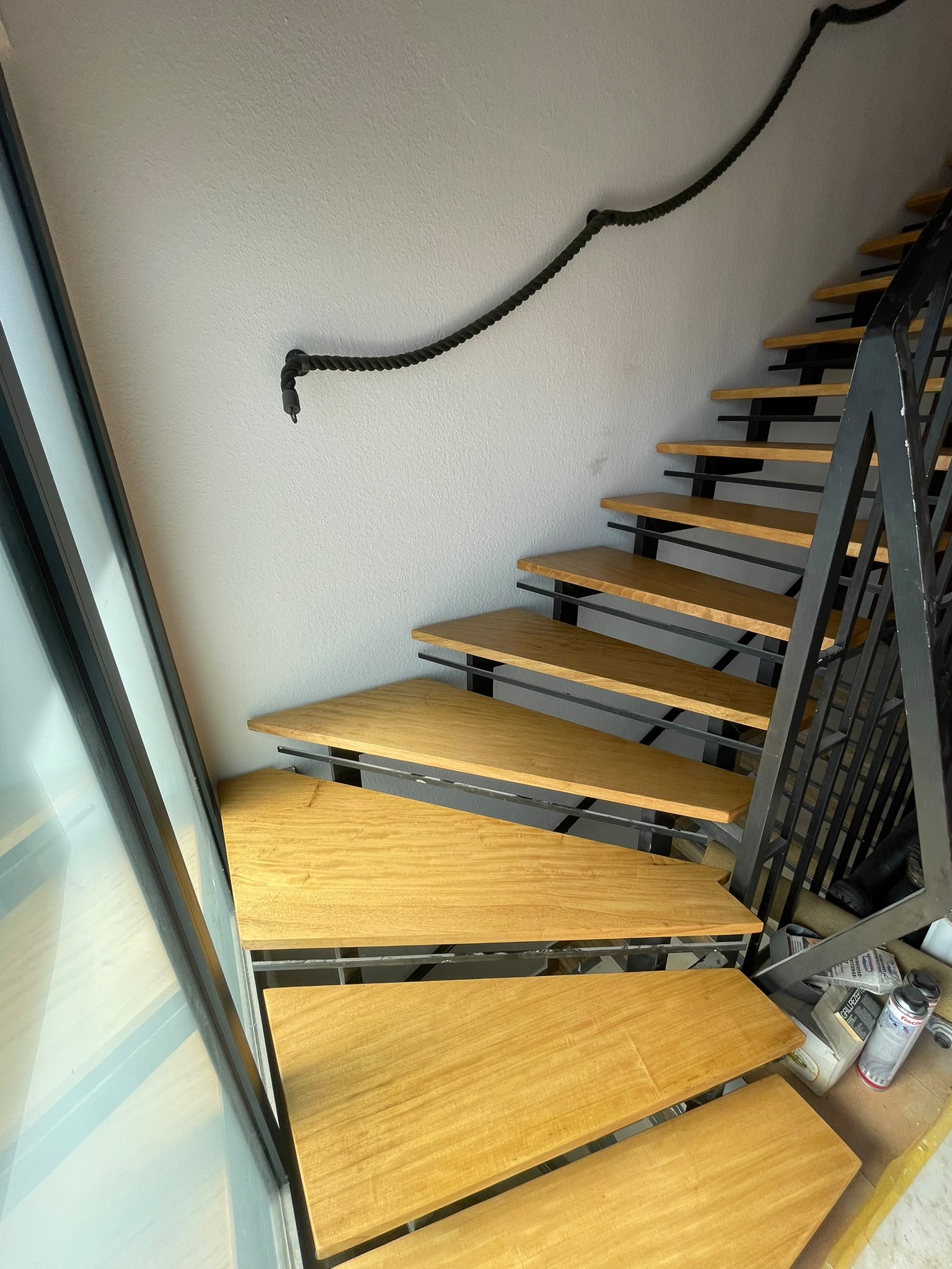 Eichenstufen einer Stahltreppe, von oben fotografiert