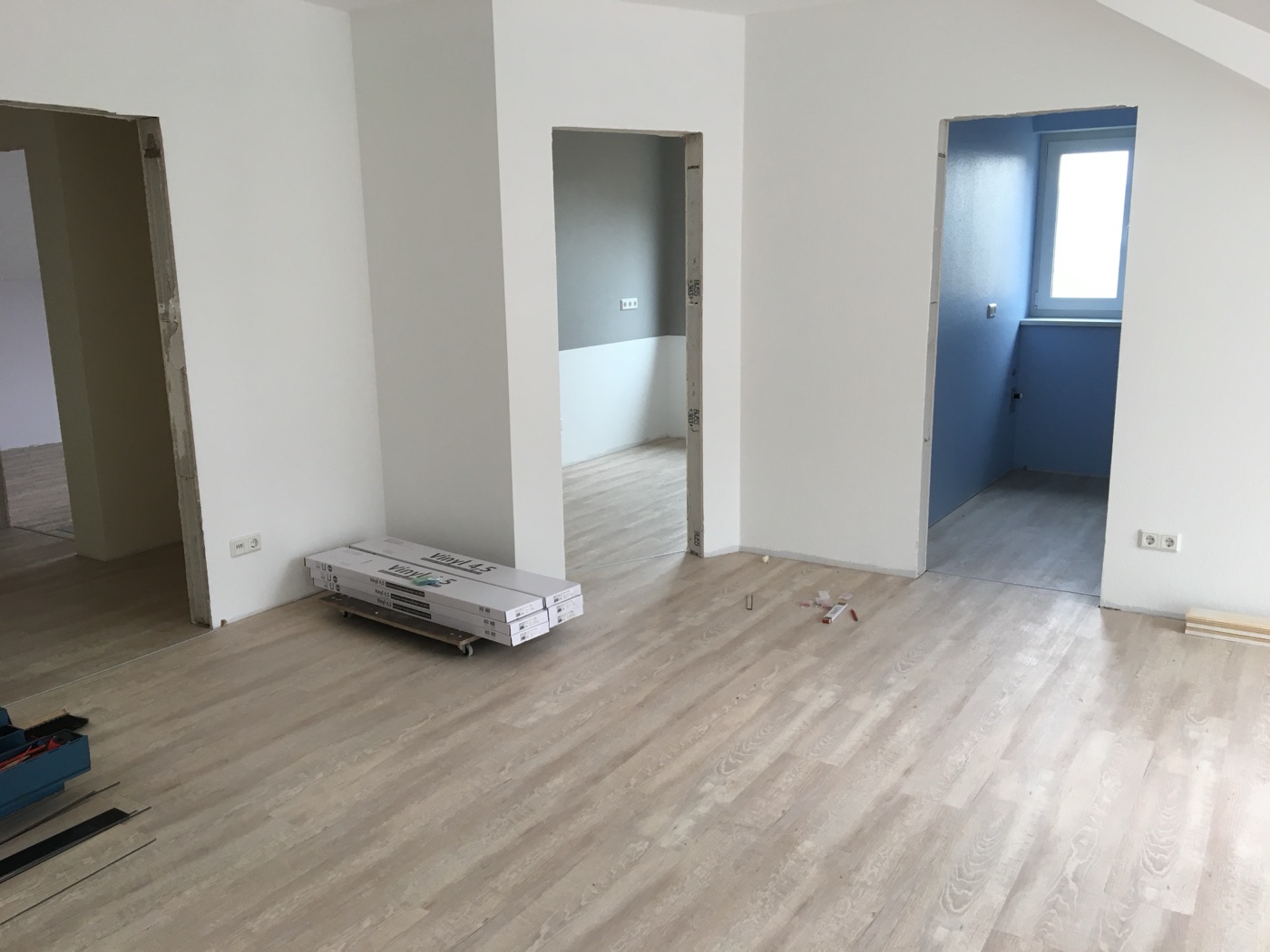 Neu verlegter Design-Vinylboden in heller Holzoptik