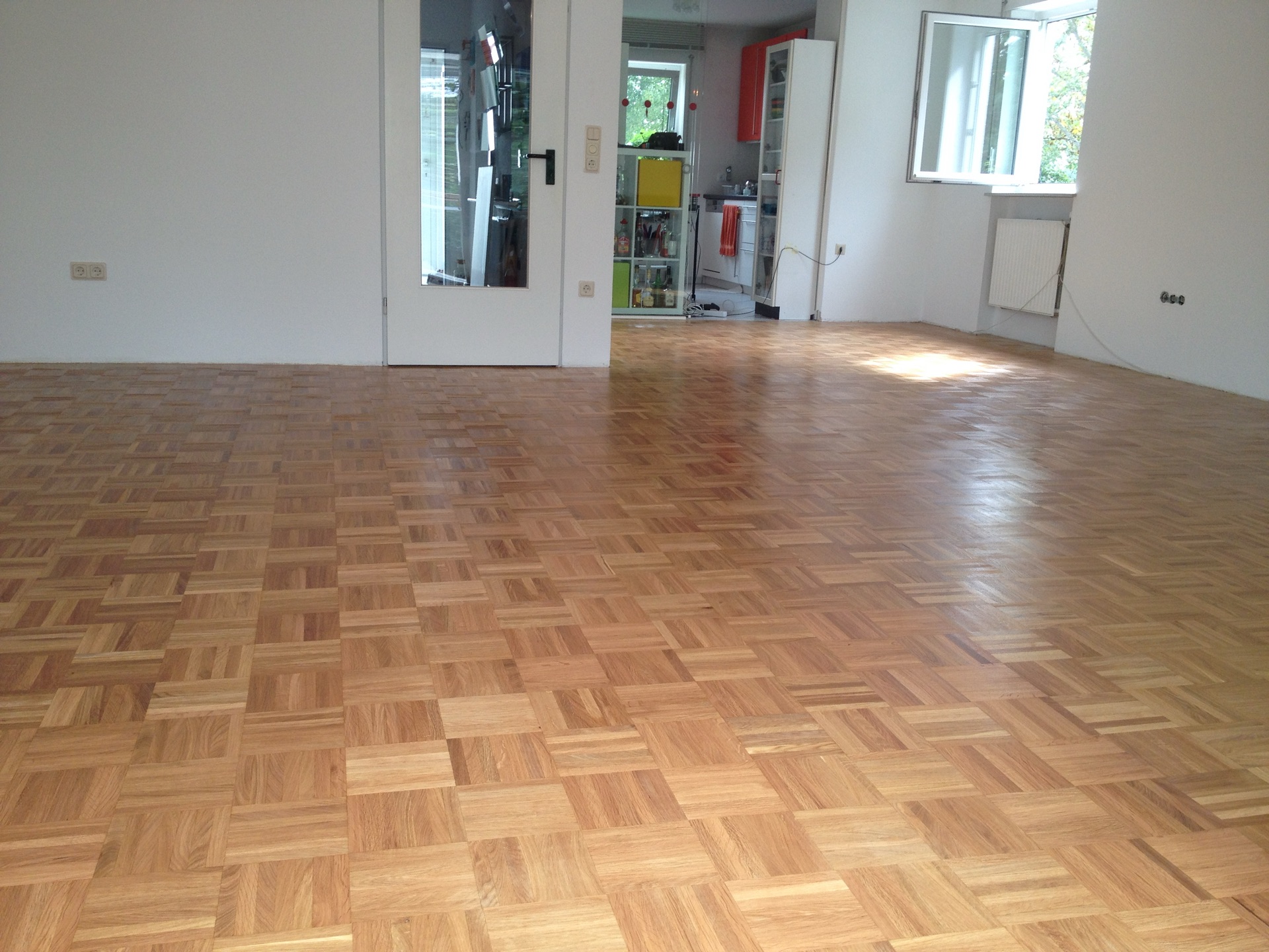 Frisch verlegtes Mosaikparkett in einem hellen Wohnraum